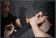 Trainingsszene Polizei gegen Angriff mit Waffe